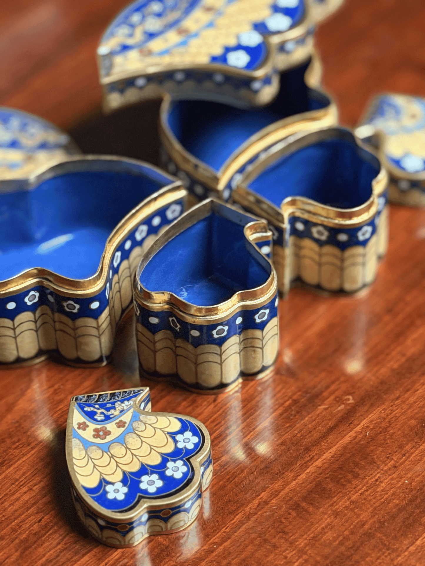 Butterfly segment sweetmeat trinket box with open components