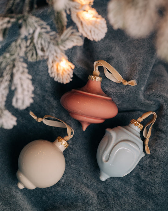 TSI Exclusive Finial Rookwood Ornament - Creme