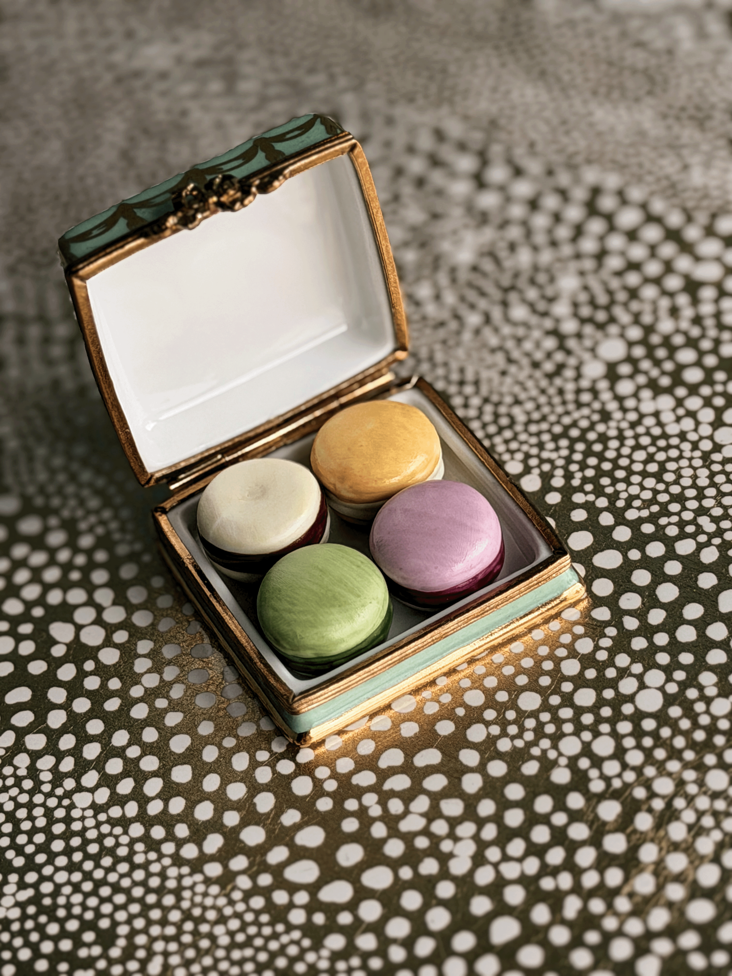 Macarons de Paris Limoges Box