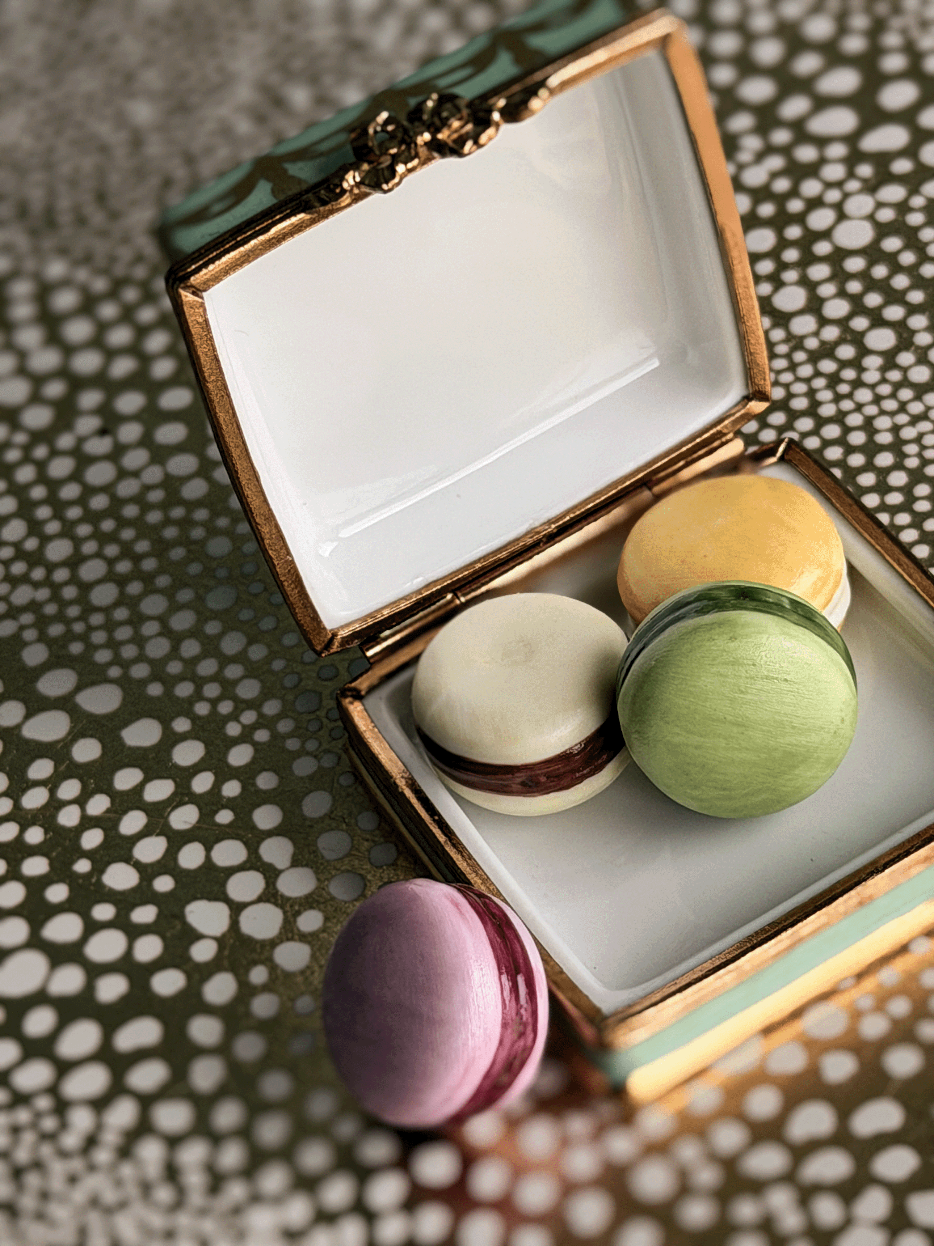 Macarons de Paris Limoges Box