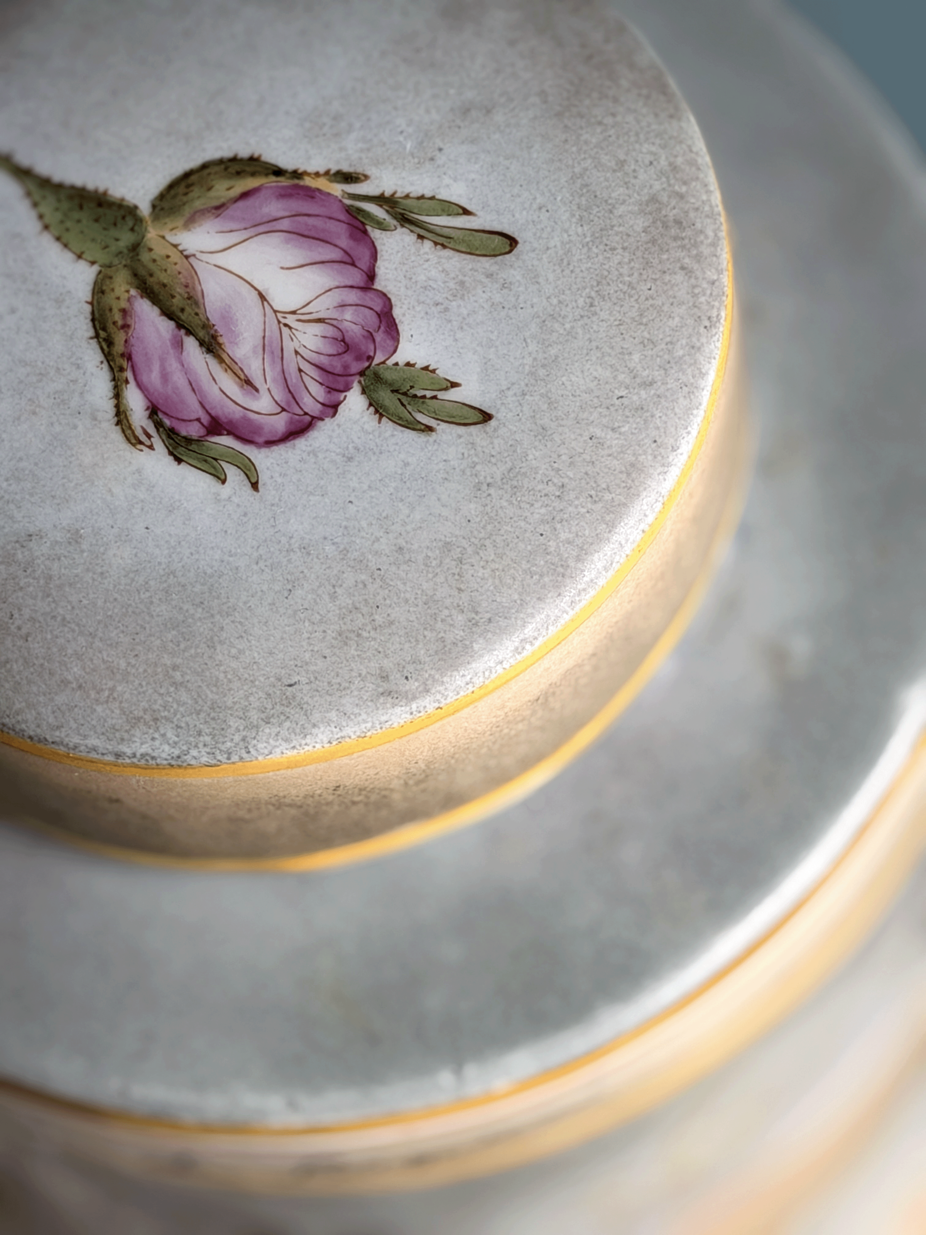"Roses de Bagatelle" Apothecary Jar