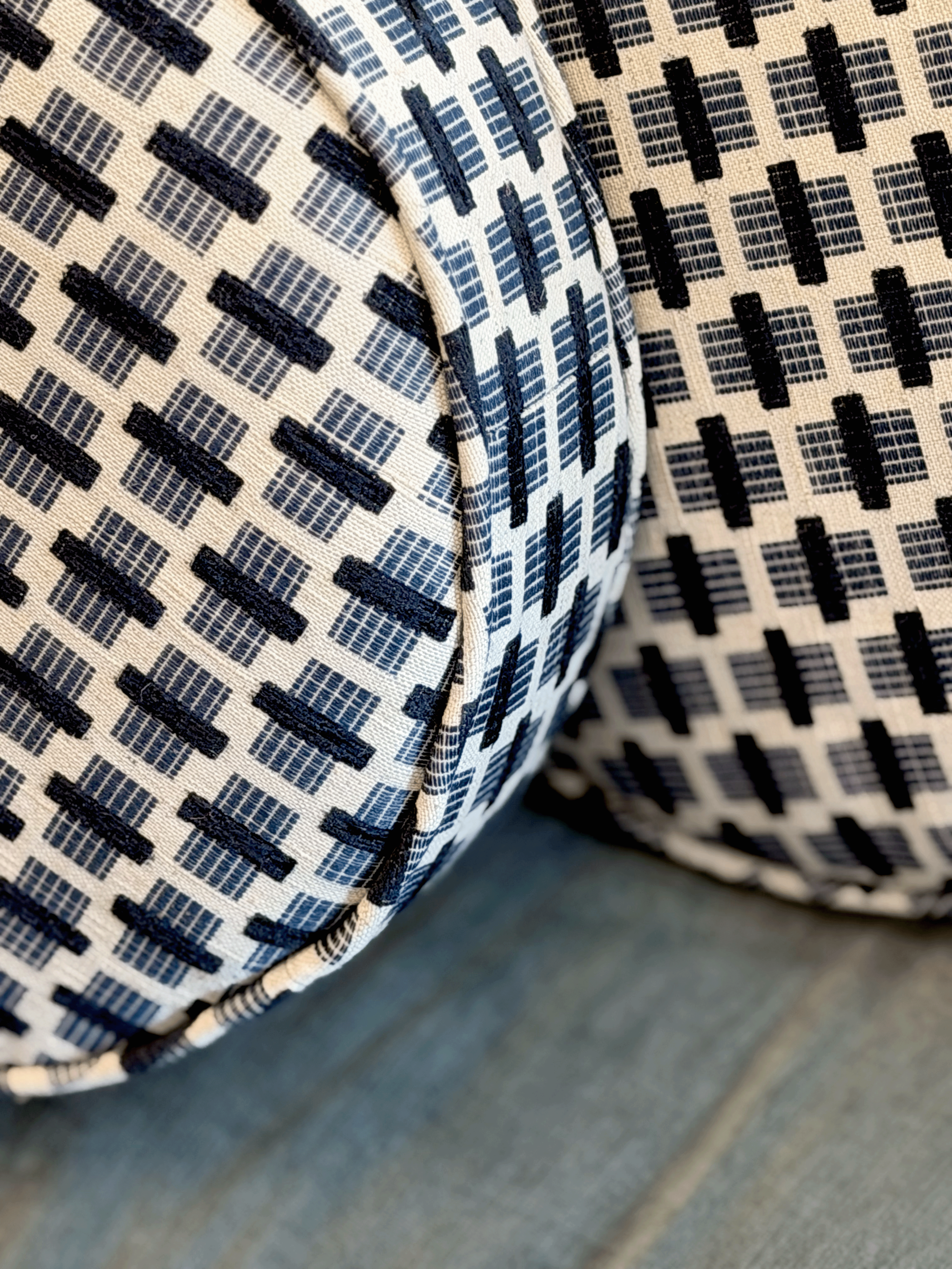 Geometric, Indigo – Round Throw Pillow