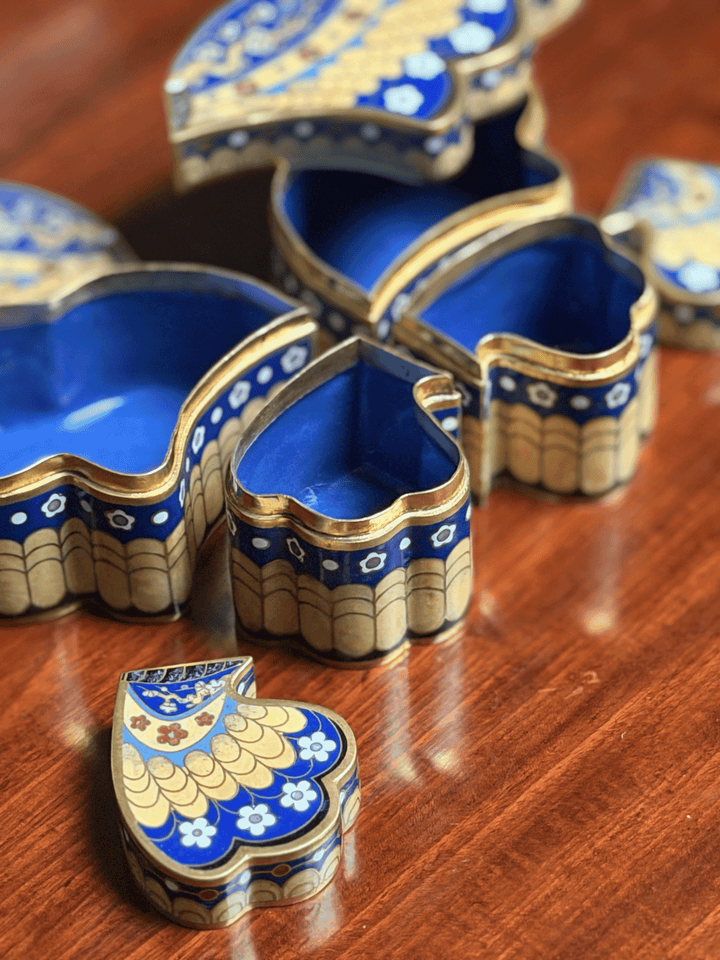 Butterfly segment sweetmeat trinket box with open components